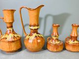 quatre vases posés les uns à côté des autres sur une table