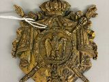 Gros plan sur une médaille d'or ornée d'une couronne