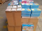 plusieurs boîtes sur une palette dans un entrepôt