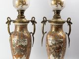 paire de vases japonais anciens sur socles, avec des globes en verre