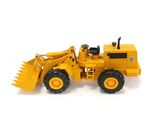 un bulldozer jouet jaune sur fond blanc