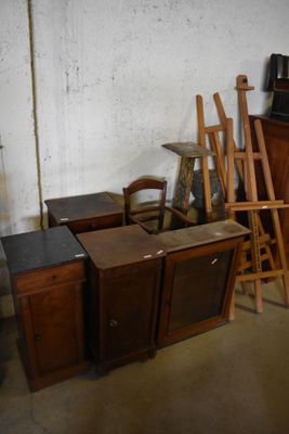 many pieces of furniture in a room with a white wall