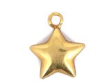 un pendentif en forme d'étoile dorée sur fond blanc