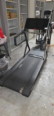 un vélo noir posé par terre dans un garage