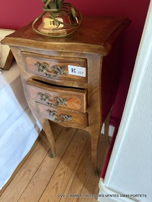 une petite table en bois sur laquelle se trouve un vase