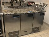 une cuisine équipée d'un évier, d'une cuisinière et d'autres appareils électroménagers