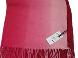 une écharpe rouge et rose à franges sur fond blanc