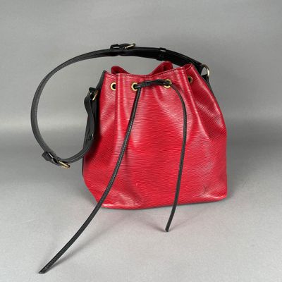 une image représentant un sac seau rouge sur fond gris