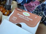 une boîte contenant des objets sur une table