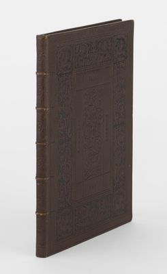 un vieux livre avec une couverture marron sur fond blanc