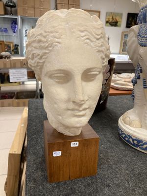 des sculptures représentant une tête de femme et une statue représentant une tête d'homme dans une boutique