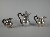 trois pièces de vaisselle, dont une théière, une cafetière et un pot à lait