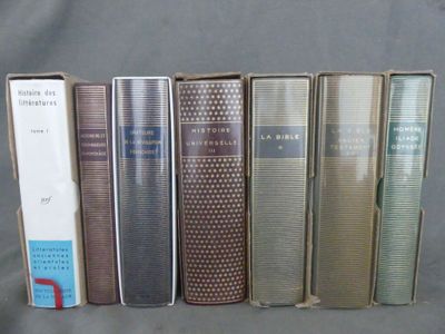 plusieurs livres sont alignés sur une surface grise