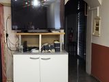 un grand téléviseur à écran plat dans un coin de la pièce