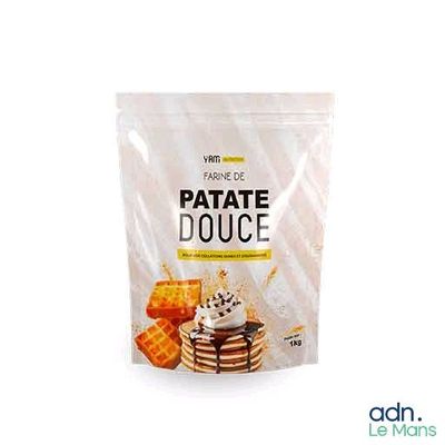 une photo d'un sac de patates douces avec de la crème fouettée et du chocolat