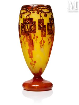 un vase jaune orné de motifs marron sur un fond blanc