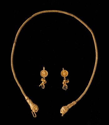 un collier et une boucle d'oreille en or offerts par le peuple