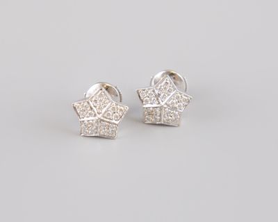 une paire de boucles d'oreilles en forme d'étoile, en or blanc et diamants
