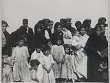 photographie en noir et blanc d'un groupe de personnes posant pour une photo
