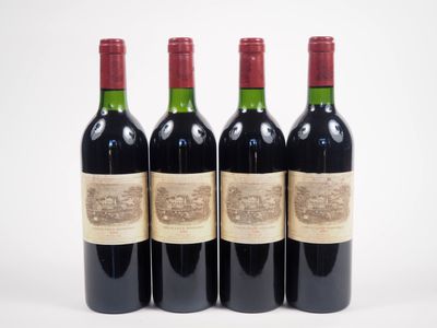 trois bouteilles de vin rouge sont posées les unes à côté des autres sur une surface blanche