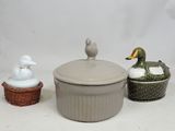trois canards en céramique posés les uns à côté des autres sur une table