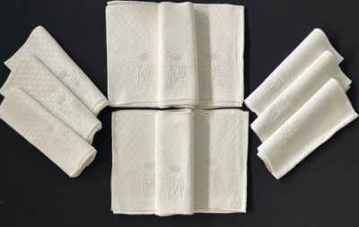 Plusieurs serviettes blanches sont disposées sur une surface noire