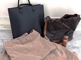 deux sacs et un sac à main posés par terre