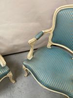 Paire de fauteuils en cabriolet en bois laqué crème. (photo 3)