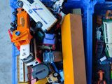 un bac bleu rempli de petites voitures et d'autres jouets