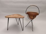 deux chaises et une table sur laquelle est posé un panier