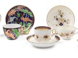 de nombreux types de tasses et soucoupes pour le thé et le café