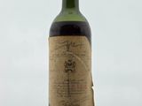 une bouteille de vin posée sur une table