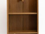 une bibliothèque en bois surmontée d'une lampe