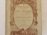 un vieux livre posé sur une table à côté d'une table blanche
