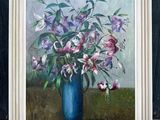 une peinture de fleurs dans un vase bleu sur une table