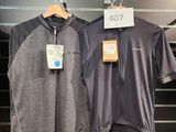 deux chemises suspendues à un portant dans un magasin