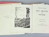 plusieurs livres sont empilés sur une table