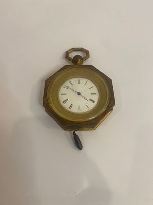 une petite horloge accrochée au mur