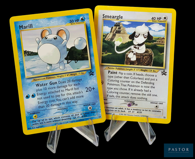 deux cartes Pokémon exposées sur une table