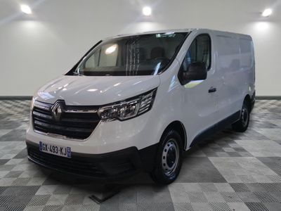 la camionnette blanche est garée sur le sol en damier d'une pièce