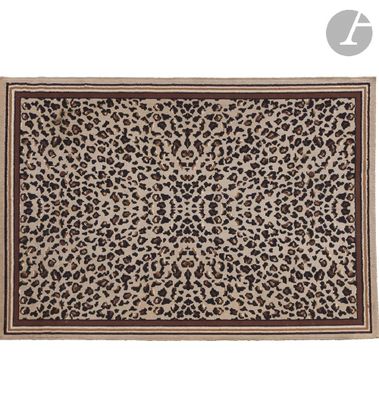 un tapis à motif léopard avec une bordure marron et une bordure noire