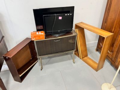 Meuble bar roulant à abattant années 60, éclairant sur roule…
