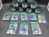 plusieurs paquets de cartes à collectionner Pokémon posés sur une table