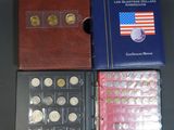 trois livres contenant des pièces de 25 cents, posés sur une table