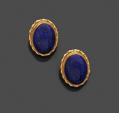 une paire de boucles d'oreilles en lapis-lazuli et en or