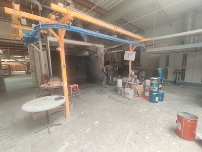 une pièce dans laquelle se trouvent une table et des seaux