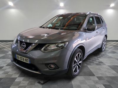 Le SUV Nissan argenté est garé dans une pièce au sol carrelé en damier.