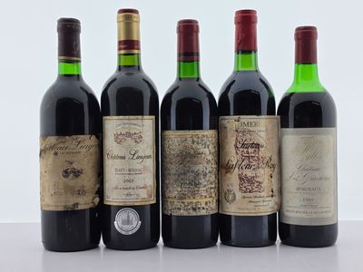six bouteilles de vin sont alignées sur une table