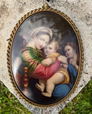l'image d'une photo représentant une femme tenant un bébé contre son revers