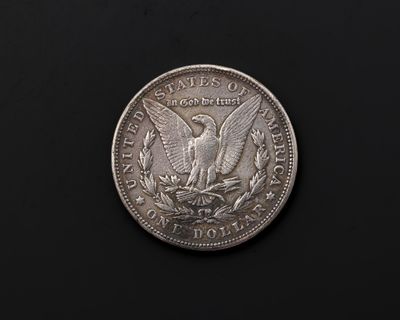 gros plan d'une pièce de monnaie en argent sur une surface noire